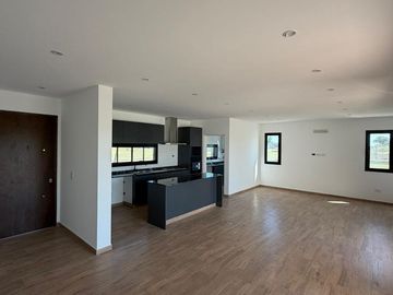 Casa en venta con 3 dormitorios y 3 baños | Área 1 | Barrio San Sebastián | Edificada en una Planta