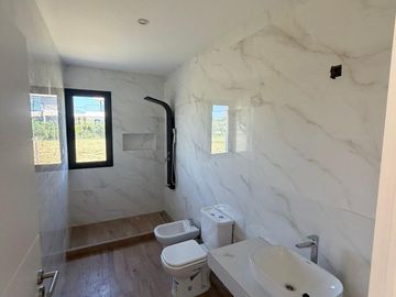 Casa en venta con 3 dormitorios y 3 baños | Área 1 | Barrio San Sebastián | Edificada en una Planta