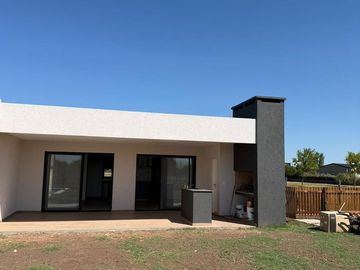 Casa en venta con 3 dormitorios y 3 baños | Área 1 | Barrio San Sebastián | Edificada en una Planta