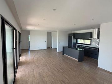 Casa en venta con 3 dormitorios y 3 baños | Área 1 | Barrio San Sebastián | Edificada en una Planta