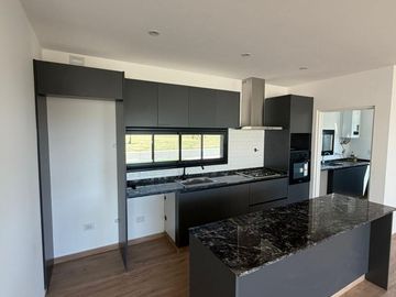 Casa en venta con 3 dormitorios y 3 baños | Área 1 | Barrio San Sebastián | Edificada en una Planta