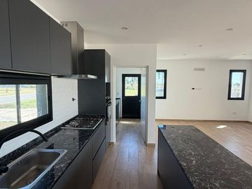 Casa en venta con 3 dormitorios y 3 baños | Área 1 | Barrio San Sebastián | Edificada en una Planta