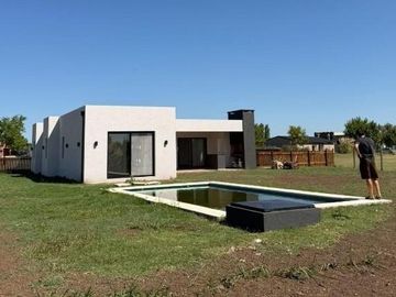 Casa en venta con 3 dormitorios y 3 baños | Área 1 | Barrio San Sebastián | Edificada en una Planta