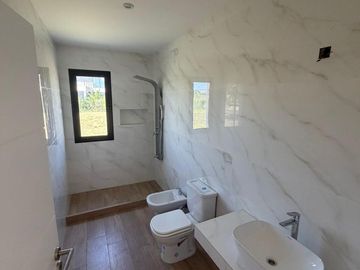 Casa en venta con 3 dormitorios y 3 baños | Área 1 | Barrio San Sebastián | Edificada en una Planta