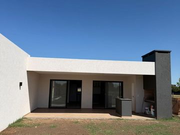 Casa en venta con 3 dormitorios y 3 baños | Área 1 | Barrio San Sebastián | Edificada en una Planta