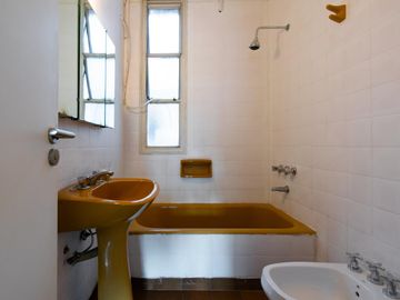 VENTA 3 dormitorios, dependencias y balcon - Apto Profesional - A RECICLAR - OPORTUNIDAD - RECOLETA