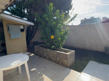 PH de tres ambientes con jardín en Moron