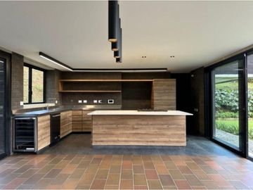Casa en arriendo   en Envigado Loma de El Escobero