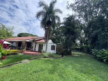 ESPECTACULAR CASA CON LOTE EN PANCE