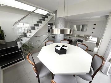 Excelente piso en triplex de 5 ambientes