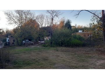 Terreno en esquina con depósito