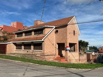 VENTA CASA B° LOS PERALES 4 DORM ESQUINA