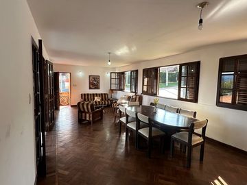 VENTA CASA B° LOS PERALES 4 DORM ESQUINA