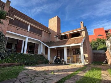 VENTA CASA B° LOS PERALES 4 DORM ESQUINA