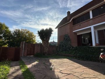 VENTA CASA B° LOS PERALES 4 DORM ESQUINA