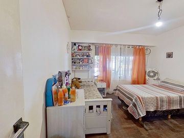 Venta Amplia Casa 4 ambientes C/cochera San Justo