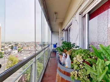 APTO CREDITO CON COCHERA Y BALCÓN  VERSALLES