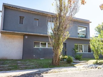 CASA 3 DORMI C/PILETA VENDE/FINANCIA LOGARITMO