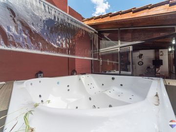 VENTA CASA 6 AMBIENTES QUINCHO PATIO COCHERA JACUZ