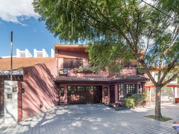 VENTA CASA 6 AMBIENTES QUINCHO PATIO COCHERA JACUZ
