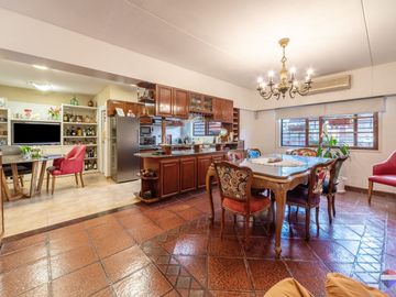 VENTA CASA 6 AMBIENTES QUINCHO PATIO COCHERA JACUZ