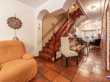 VENTA CASA 6 AMBIENTES QUINCHO PATIO COCHERA JACUZ