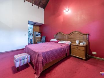 VENTA CASA 6 AMBIENTES QUINCHO PATIO COCHERA JACUZ