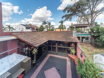 VENTA CASA 6 AMBIENTES QUINCHO PATIO COCHERA JACUZ
