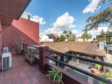 VENTA CASA 6 AMBIENTES QUINCHO PATIO COCHERA JACUZ