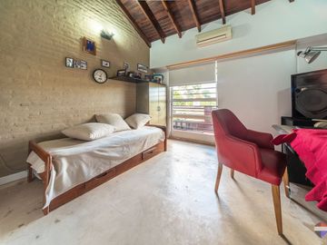 VENTA CASA 6 AMBIENTES QUINCHO PATIO COCHERA JACUZ