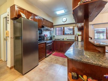 VENTA CASA 6 AMBIENTES QUINCHO PATIO COCHERA JACUZ