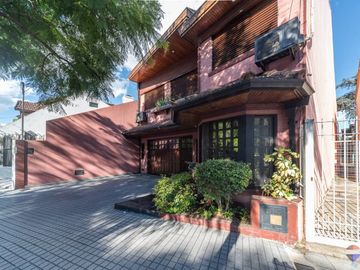 VENTA CASA 6 AMBIENTES QUINCHO PATIO COCHERA JACUZ