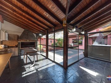 VENTA CASA 6 AMBIENTES QUINCHO PATIO COCHERA JACUZ