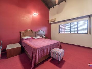 VENTA CASA 6 AMBIENTES QUINCHO PATIO COCHERA JACUZ