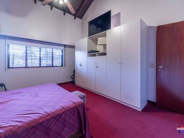 VENTA CASA 6 AMBIENTES QUINCHO PATIO COCHERA JACUZ