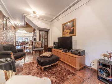 VENTA CASA 6 AMBIENTES QUINCHO PATIO COCHERA JACUZ