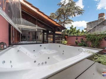 VENTA CASA 6 AMBIENTES QUINCHO PATIO COCHERA JACUZ