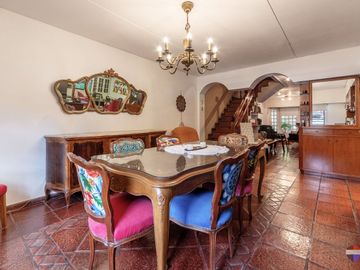 VENTA CASA 6 AMBIENTES QUINCHO PATIO COCHERA JACUZ
