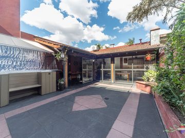 VENTA CASA 6 AMBIENTES QUINCHO PATIO COCHERA JACUZ