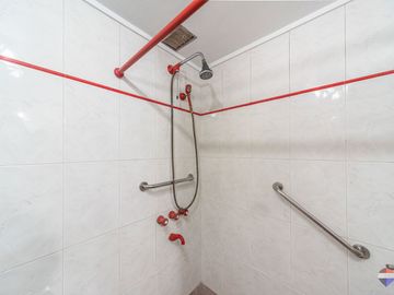 VENTA CASA 6 AMBIENTES QUINCHO PATIO COCHERA JACUZ