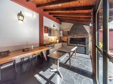 VENTA CASA 6 AMBIENTES QUINCHO PATIO COCHERA JACUZ