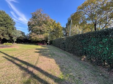 VENTA LOTE CON MEJORAS  MORENO