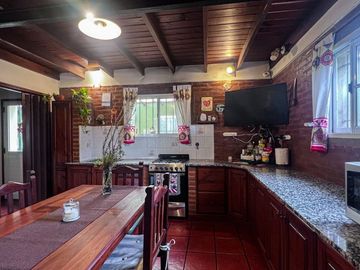 Venta casa 3 ambientes Acantilados con Parque