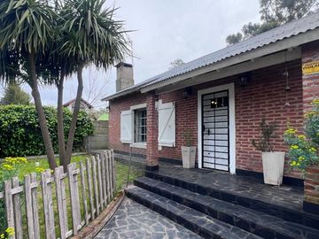 Venta casa 3 ambientes Acantilados con Parque