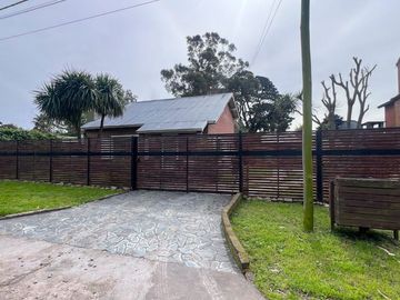 Venta casa 3 ambientes Acantilados con Parque