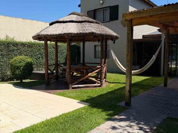 VENTA CASA  PISCINA yparrilla. PAVON (Ruta6yruta8)