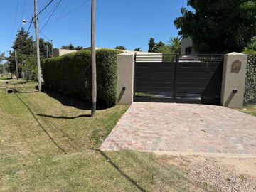 VENTA CASA  PISCINA yparrilla. PAVON (Ruta6yruta8)