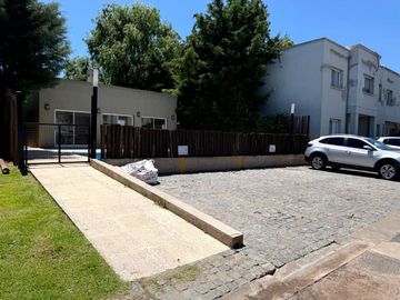 VENTA DÚPLEX 3 AMB. CON JARDIN PELLEGRINI VILLAGE