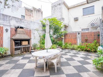 Casa 4 amb c/patio,parrilla y cochera venta Flores