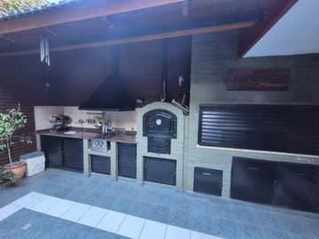 VENTA CASA 4 DORMITORIOS, COCHERA Y PATIO
